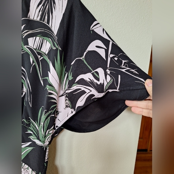 Aritzia Sunday Best Floral Romper. Short sleeves. Pockets. Womens size 8 - Picture 3 of 9